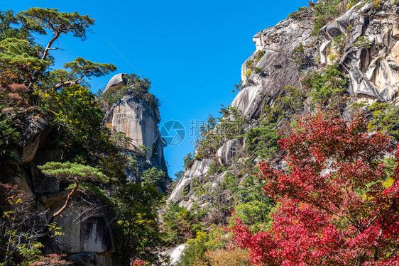 一座巨大的岩石山御岳升仙峡的象征一个受欢迎的旅游景点阳光明媚的日子里图片