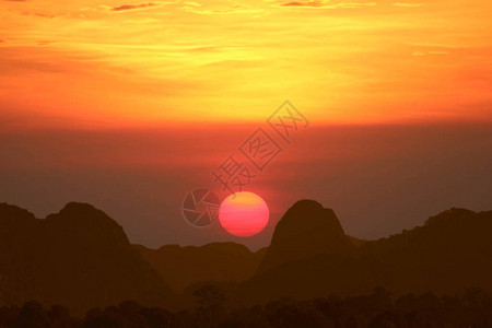 夕阳色彩斑斓云雾缭绕山峦夜空图片