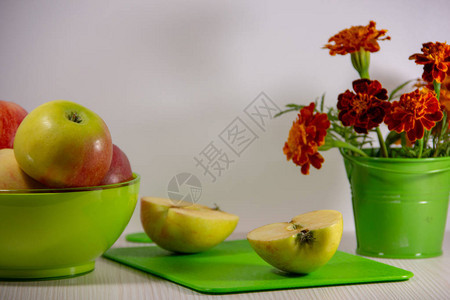 成熟的苹果静物在绿色盘子里图片