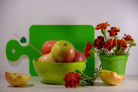 绿色盘子里成熟苹果的静物图片