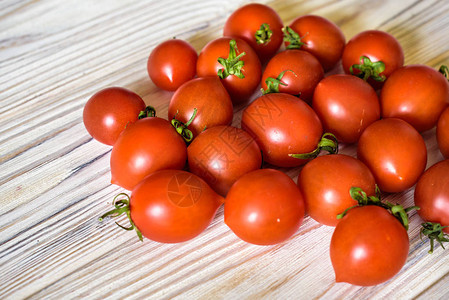 樱桃番茄树枝上的番茄西红柿的背景蔬菜和水图片