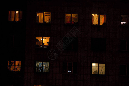 晚上公寓发光的窗户里人的剪影每个租户都图片