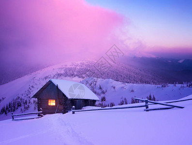 圣诞风景山上有木屋美丽的图片