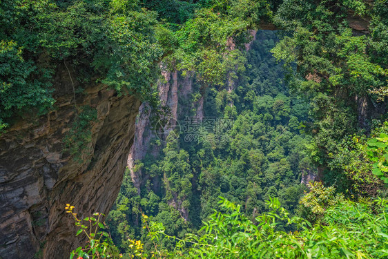 湖南省Zhangjiajie森林公园天焦或元家吉风景地区最伟大的自然大桥上的风图片