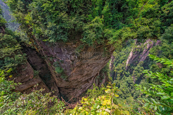 湖南省Zhangjiajie森林公园天焦或元家吉风景地区最伟大的自然大桥上的风图片