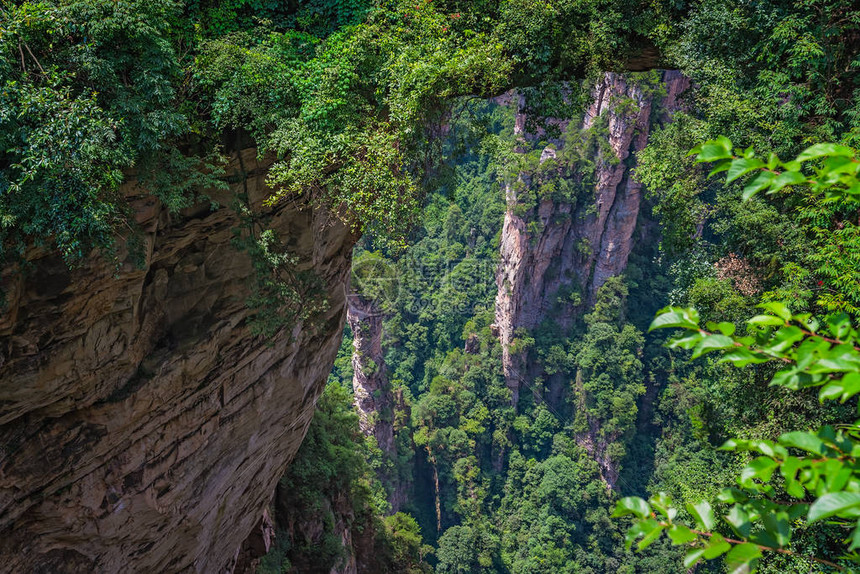 湖南省Zhangjiajie森林公园天焦或元家吉风景地区最伟大的自然大桥上的风图片