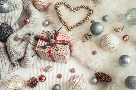 新年和圣诞假期带装饰玩具和编织毛衣的生活从上到下的观景冬季假图片
