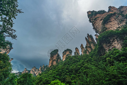 Astatar山自然公园天兵风云在天上岩层的聚集中接近图片