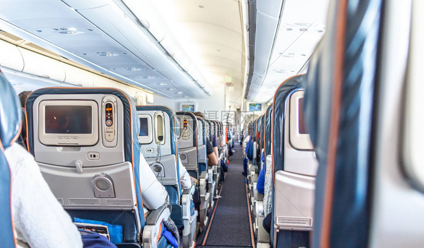 国内飞机内乘客座椅上等起飞的图片