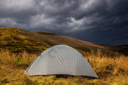 乌克兰喀尔巴阡山脉山地节日等风雨中美丽的山地景观图片