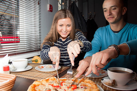 情侣爱吃披萨在咖图片