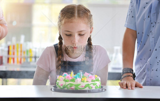 与朋友庆祝或生日概念在自制烤蛋糕上点燃蜡烛图片