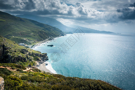 探索克里特岛美丽的山地和海景的旅游者图片