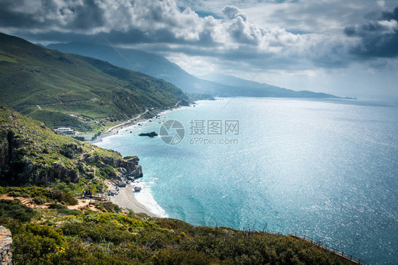 探索克里特岛美丽的山地和海景的旅游者图片