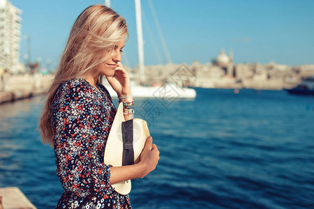 圣托里尼年轻金发的意大利浪漫女郎在地背景