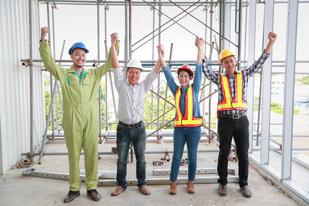 肖像工程师在建筑工地完成项目后举手图片