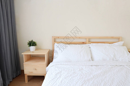 新的现代白色床在有柔软明图片