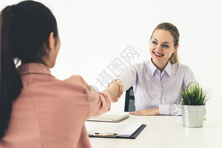 两位年轻的女商人在办公室的桌子上开会图片