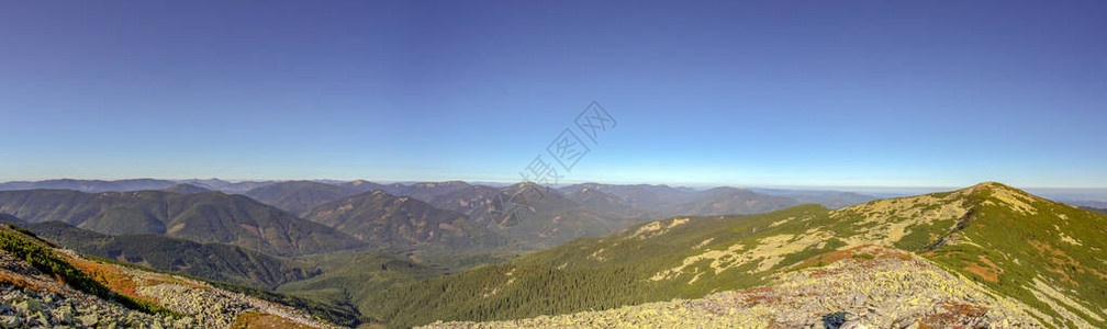 喀尔巴阡山脉夏季岩山全景Carpat图片