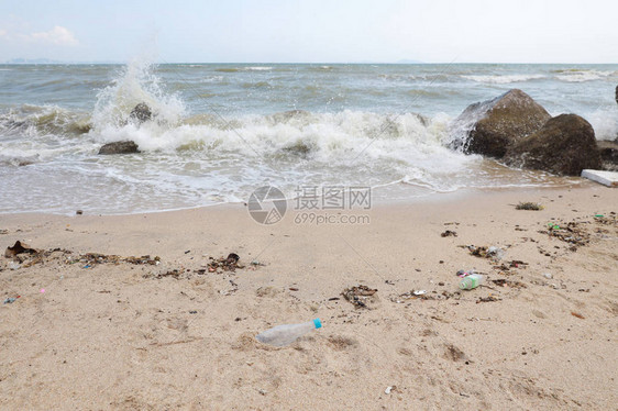 脏沙滩上空塑料水瓶的视角图像图片