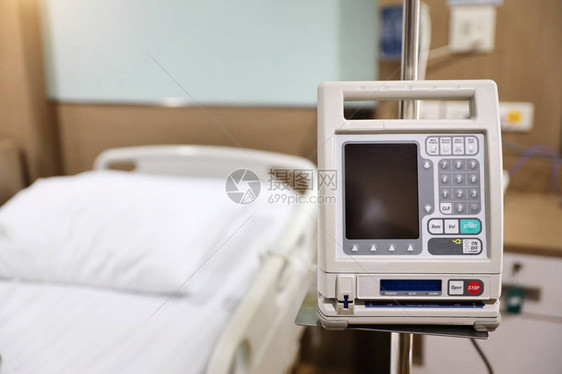 医院背景中带床的透析机图片
