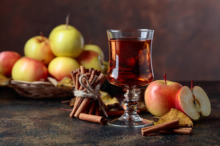 一杯苹果汁或苹果酒加多汁苹果和厨房图片