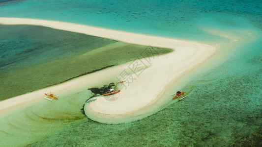 鸟瞰图沙洲环礁有沙洲和珊瑚礁的岛屿夏季和旅游度假图片