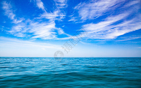 令人惊叹的大海和蓝天背景图片