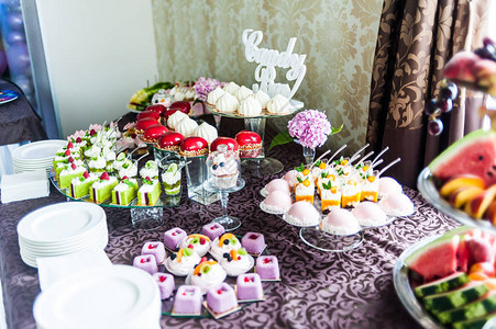 生日甜美餐桌装饰图片