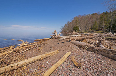 密歇根波鲁宾山州公园的宁静湖高端海岸上的被破坏的图片