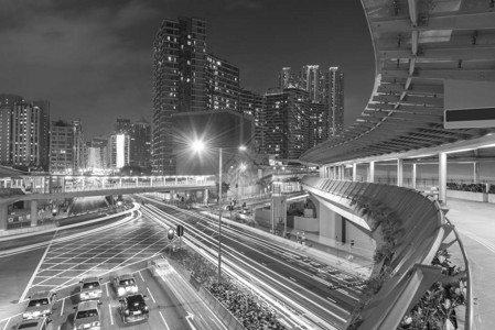 香港市中心夜间交通和天际线图片