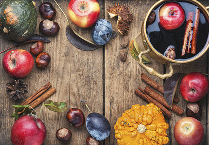 板栗红薯温暖的秋冬酒精饮料木制桌上配有香料背景