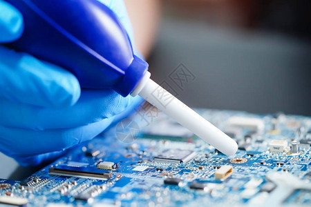 亚洲技术员维修和清洁脏尘微电路主板计算机电子技术与清洁橡胶球图片
