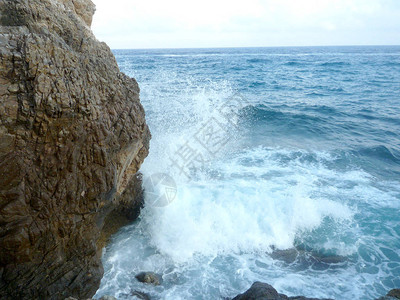 带有编织泡沫的海悬崖并图片