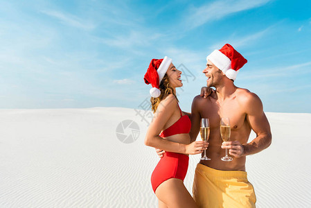 感的女朋友和男朋友拿着香槟酒杯在马尔代夫图片
