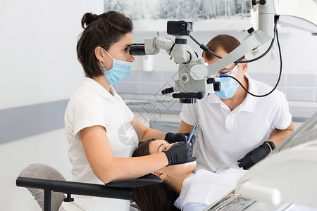 使用现代技术治疗的专业女牙医口腔图片