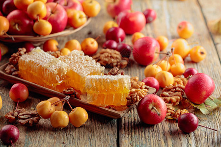 蜂蜜核桃和成熟的小野苹果图片