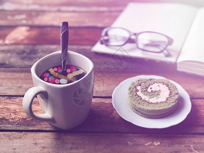 美味的绿茶或抹茶雪纺卷蛋糕图片