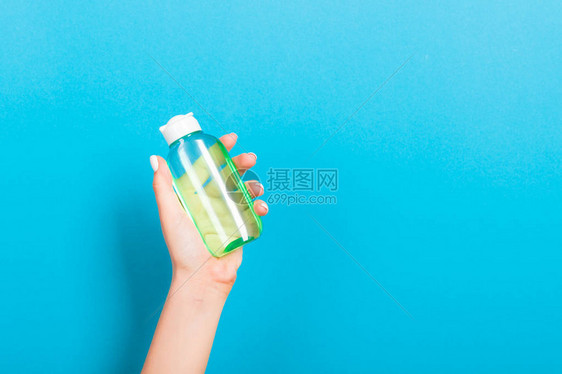 女用手握奶油瓶的乳液隔离图片