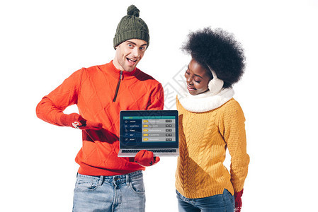 冬季穿冬毛衣手套和帽子的多文化夫妇图片