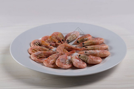 解冻的煮虾龙放在白盘上头尾壳生粉小虾预图片
