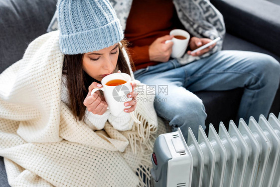 有吸引力的女友有选择焦点茶杯在加图片