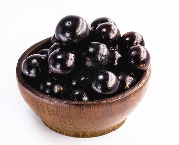 Jaboticaba在白色背景上的篮子里jaboticaba或jabuticaba是一种紫黑色的白色水果图片