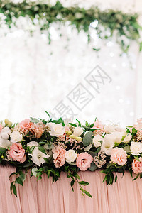粉色桌布和很多新鲜花的装饰品很图片