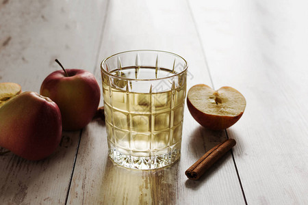 新鲜的有机苹果汁有苹果和肉桂图片