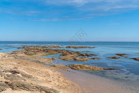法国Noirmoutier岛vendee的岩石和沙滩图片
