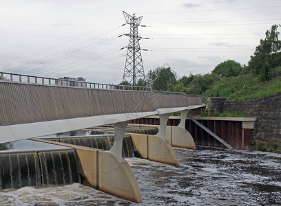 在Knostrop河富尔河上渡过减轻洪水的桥梁图片