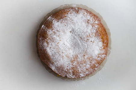 海绵蛋糕在白色背景的中心在白色背景上烘烤在白色背景图片