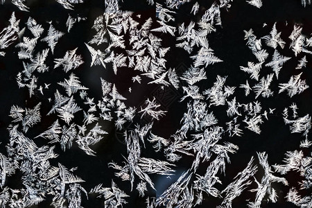 冬天窗户上美丽的天然霜冻模图片