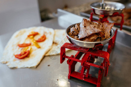 传统的土耳其烤肉串也称为iskendershawarma或陀螺仪土耳其餐厅木桌背景上的土耳其风图片